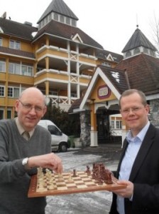Arrangør Øystein Brekke og hotelldirektør Kjetil Vassdal ønsker alle velkommen til sjakkfestival på Fagernes.