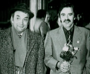 Arnold Eikrem (til høyre) tar som Norges Sjakkforbunds president imot Viktor Korchnoi på flyplassen da VM-utfordereren besøkte Oslo og Norge i 1978. (Foto: Øystein Brekke)